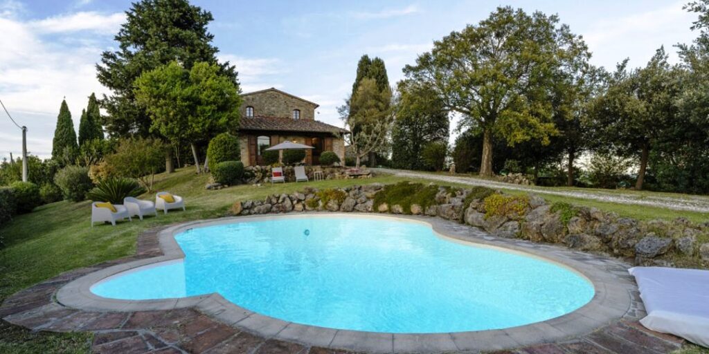 Toskana Spezial Urlaub mit Hund Ferienhaus Casale Torcicoda Garten mit Pool